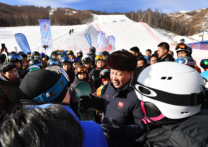 2017年1月23日，習(xí)近平總書記在云頂滑雪場同正在集訓(xùn)的國家滑雪隊(duì)運(yùn)動(dòng)員及滑雪愛好者親切交談。